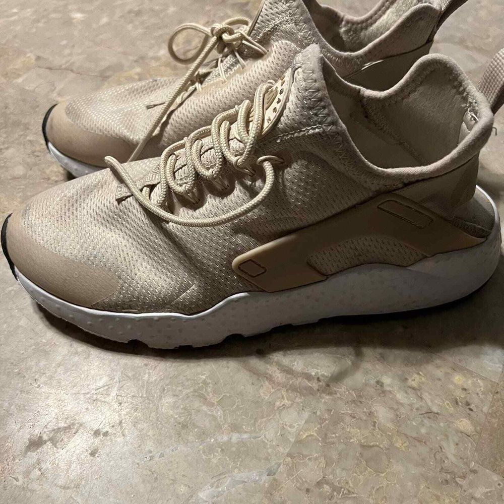 Nike women's huaraches size 8.5